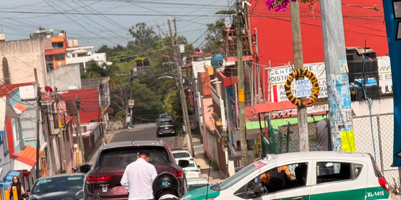 ​Choque entre taxi y camioneta causa carga vial en la avenida de la República
