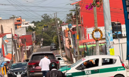 ​Choque entre taxi y camioneta causa carga vial en la avenida de la República