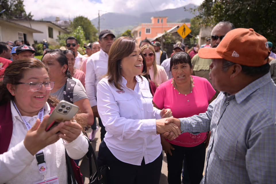 Cumple Rocío Nahle con Ayahualulco; entrega rehabilitación carretera
