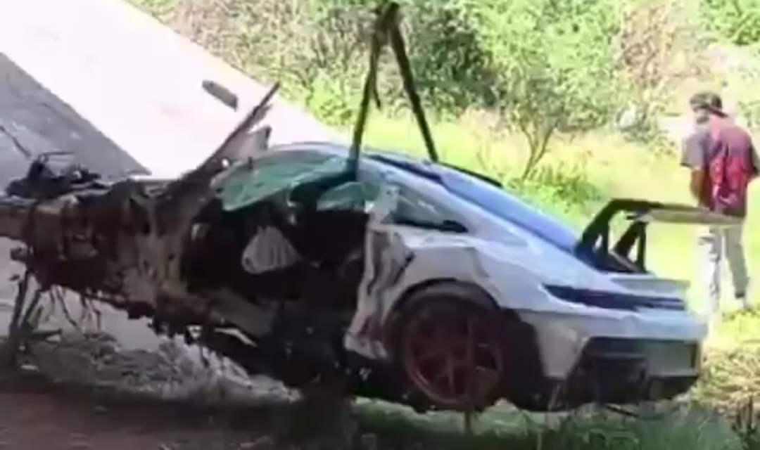 Porsche de más de 5 millones de pesos termina destrozado tras salir del camino