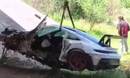 Porsche de más de 5 millones de pesos termina destrozado tras salir del camino