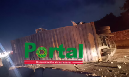 Volcadura de tráiler en la carretera Xalapa -Veracruz, a la altura de Chichicaxtle