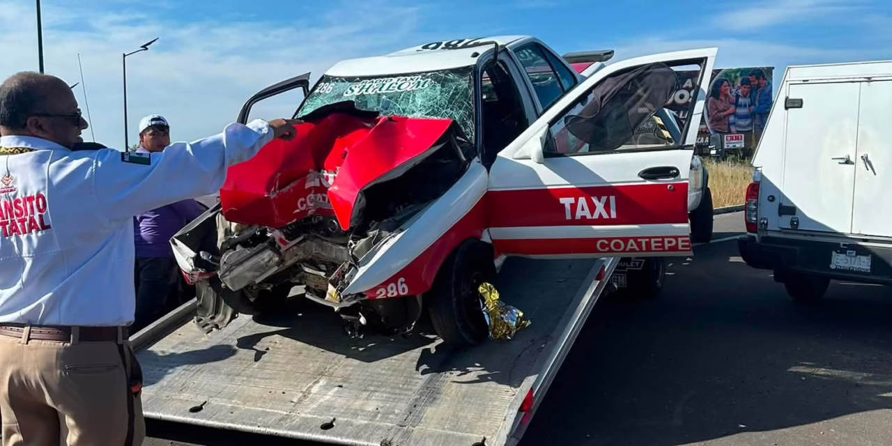 Retiran taxi siniestrado durante la madrugada en el libramiento de Coatepec