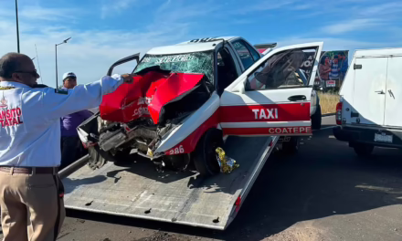 Retiran taxi siniestrado durante la madrugada en el libramiento de Coatepec