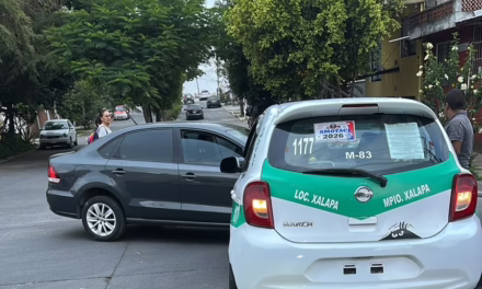 Choque entre taxi y auto particular en la avenida del Café en Xalapa