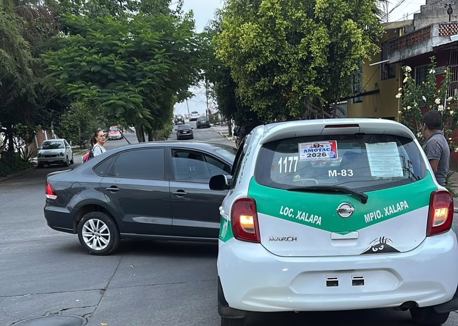 Choque entre taxi y auto particular en la avenida del Café en Xalapa