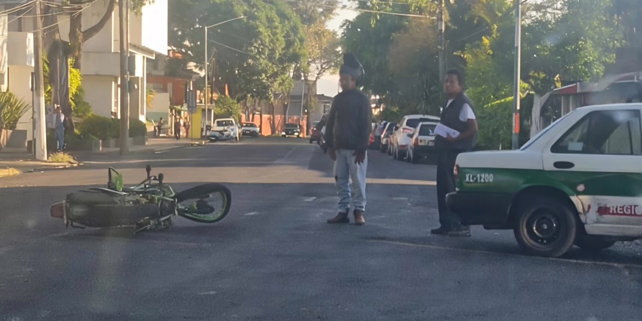 Percance vial entre taxi y motociclista en la avenida Miguel Alemán