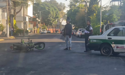 Percance vial entre taxi y motociclista en la avenida Miguel Alemán