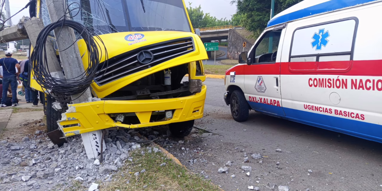 Choque de camión urbano contra poste moviliza a cuerpos de emergencia en Arco Sur
