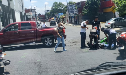 Motociclista resulta lesionado, tras chocar contra camioneta en la colonia Ferrer Guardia