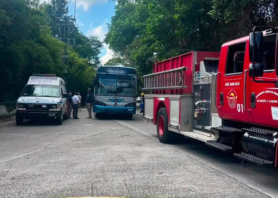 Tráfico vial en la carretera Coatepec-Zimpizahua tras choque de autobús y camioneta