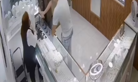 Fingieron ser clientes para asaltar joyería en Plaza Ánimas; el atraco quedó grabado en video