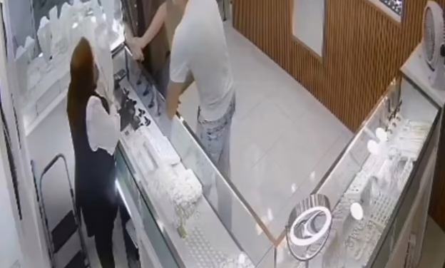 Fingieron ser clientes para asaltar joyería en Plaza Ánimas; el atraco quedó grabado en video