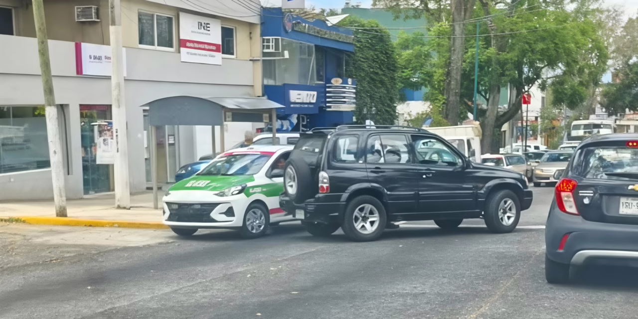 Choque entre taxi y camioneta causa bloqueo parcial en la avenida Ávila Camacho