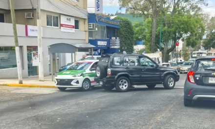 Choque entre taxi y camioneta causa bloqueo parcial en la avenida Ávila Camacho