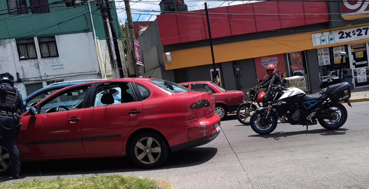 Rompen cristales a vehículo en Jardines de Xalapa; movilización policial y de auxilio en la zona