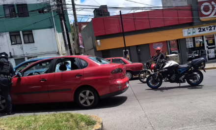 Rompen cristales a vehículo en Jardines de Xalapa; movilización policial y de auxilio en la zona