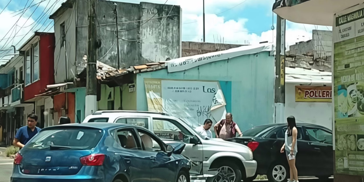 Choque entre dos particulares genera bloqueo parcial en la calle Magnolia