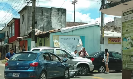 Choque entre dos particulares genera bloqueo parcial en la calle Magnolia