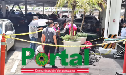 Mujer resulta lesionada tras sufrir caída al interior de Plaza Cristal