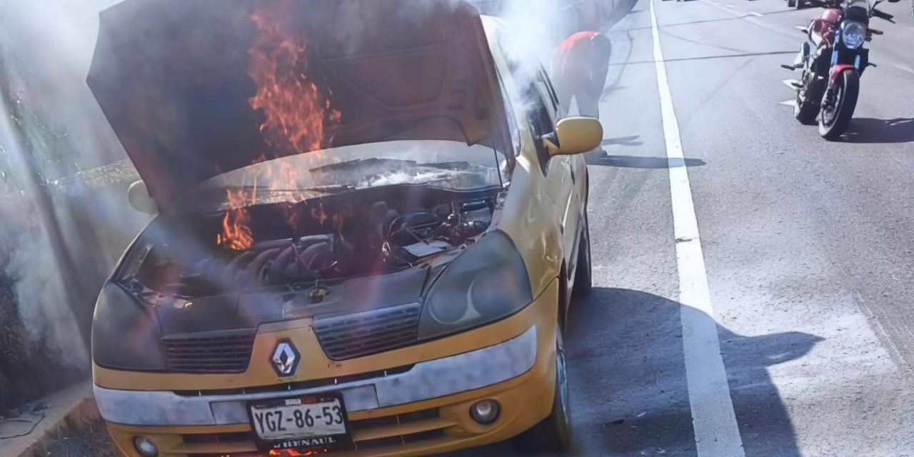 Se incendia automóvil sobre la avenida Lázaro Cárdenas a la altura del parque Doña Falla
