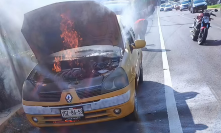 Se incendia automóvil sobre la avenida Lázaro Cárdenas a la altura del parque Doña Falla