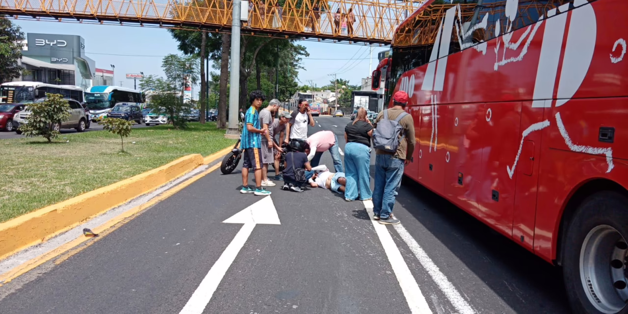 Derrapa motociclista sobre la carretera Xalapa-Veracruz a la altura de Las Trancas