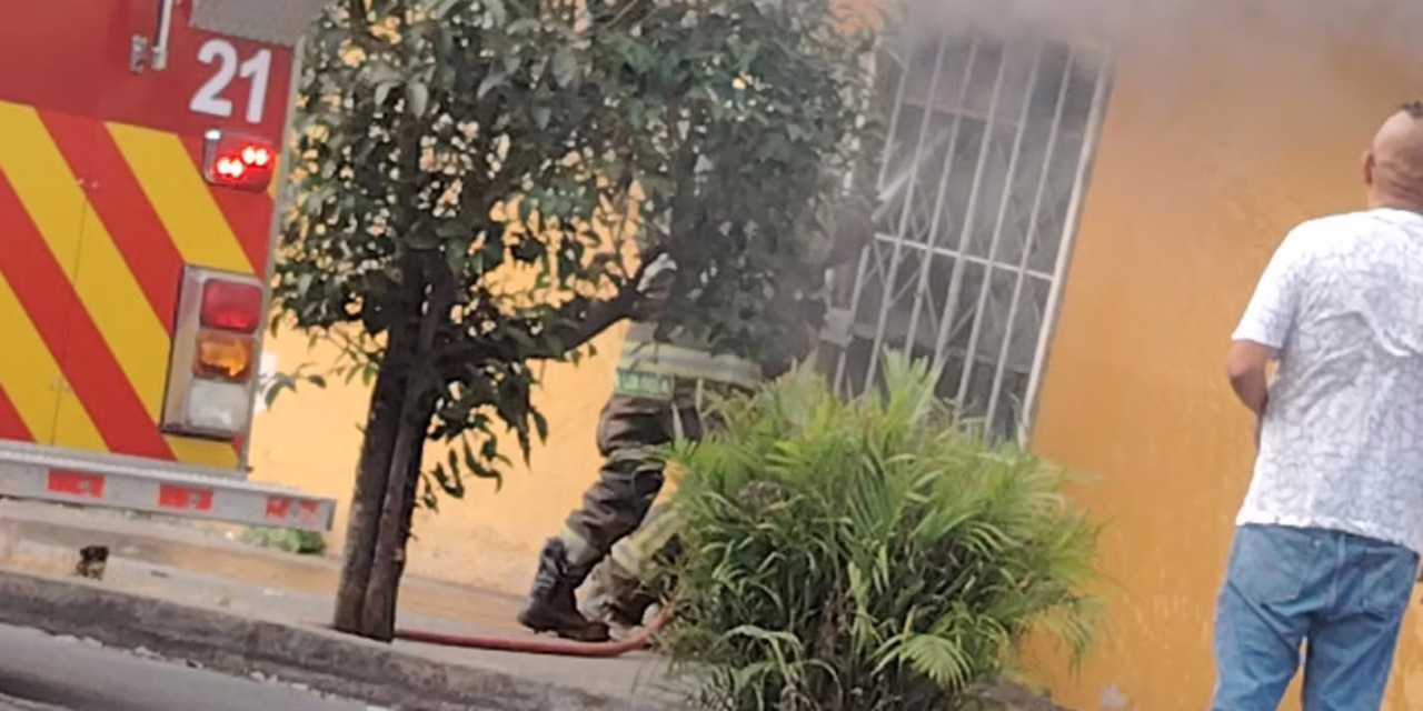 Movilización de cuerpos de emergencia por incendio de casa en la colonia Revolución