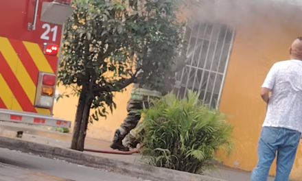 Movilización de cuerpos de emergencia por incendio de casa en la colonia Revolución