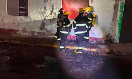 Bomberos de Veracruz sofocan incendio en hotel abandonado del Bulevar Ávila Camacho