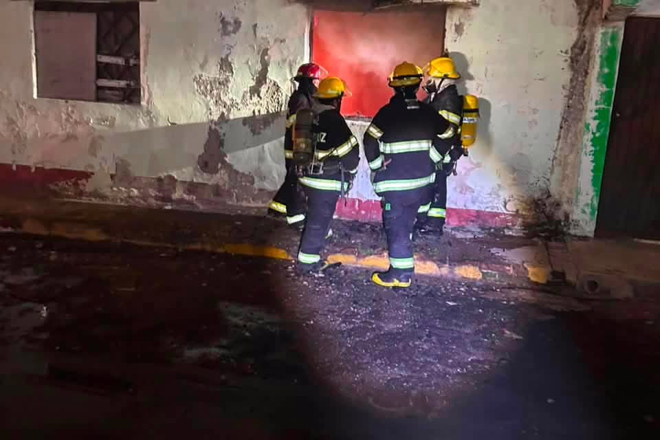 Bomberos de Veracruz sofocan incendio en hotel abandonado del Bulevar Ávila Camacho