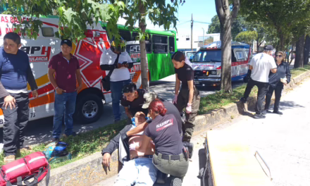 ACCIDENTE SOBRE RUIZ CORTINES DEJA A MOTOCICLISTA LESIONADO Y MOVILIZACIÓN DE SOCORRISTAS