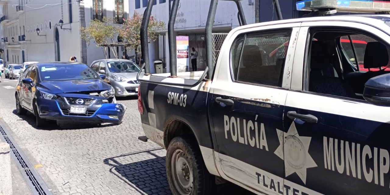 PERCANCE ENTRE AUTOMÓVIL Y PATRULLA DEJA BLOQUEO PARCIAL EN LA CALLE ZARAGOZA
