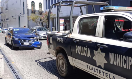 PERCANCE ENTRE AUTOMÓVIL Y PATRULLA DEJA BLOQUEO PARCIAL EN LA CALLE ZARAGOZA