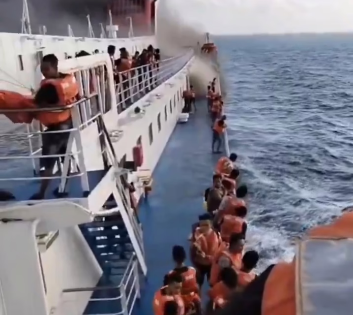 Videos:Un incendio a bordo de un ferry en Indonesia dejó al menos cinco personas fallecidas