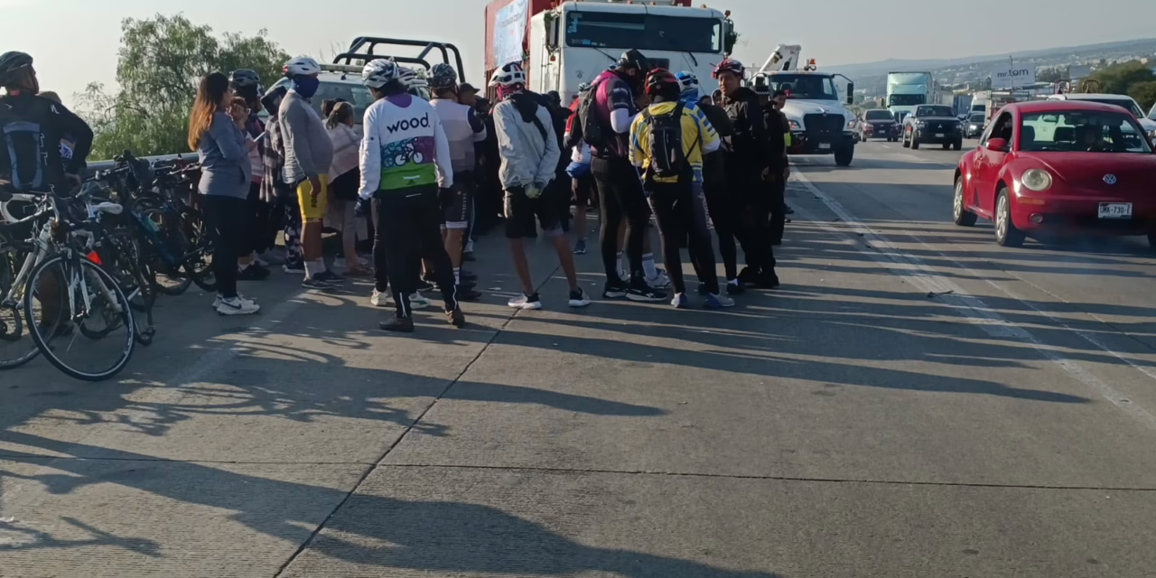 Patrulla Choca a Camioneta con Grupo de Peregrinos en la México-Querétaro