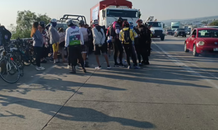 Patrulla Choca a Camioneta con Grupo de Peregrinos en la México-Querétaro