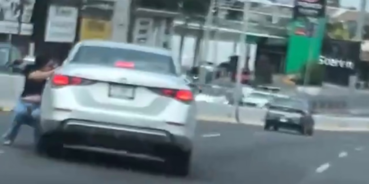 Video: ¡Le reclamó un choque y terminó arrastrada!