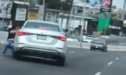 Video: ¡Le reclamó un choque y terminó arrastrada!