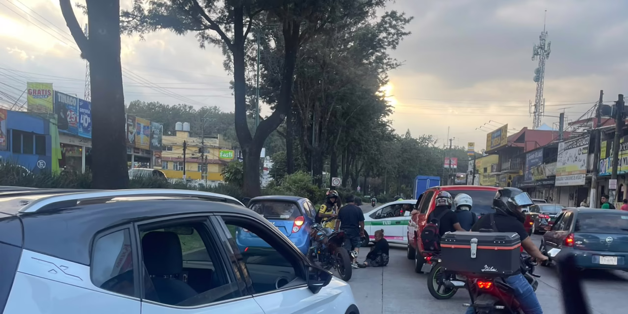 Accidente sobre Lázaro Cárdenas deja a un motociclista lesionado y tráfico intenso