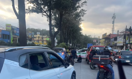 Accidente sobre Lázaro Cárdenas deja a un motociclista lesionado y tráfico intenso