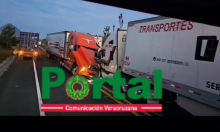 Aparatoso choque entre dos tráilers deja dos heridos en la autopista Perote-Cantona