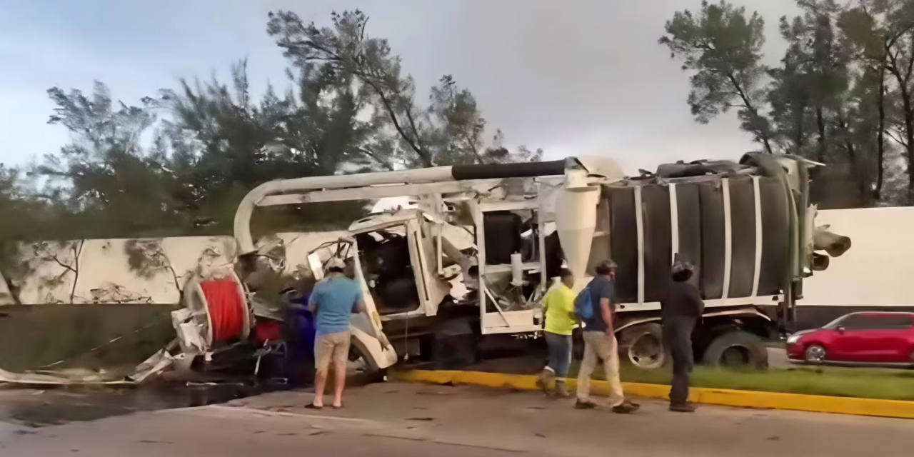 Aparatoso accidente sobre la avenida Fidel Velázquez deja una persona lesionada y tráfico vehícular