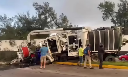 Aparatoso accidente sobre la avenida Fidel Velázquez deja una persona lesionada y tráfico vehícular
