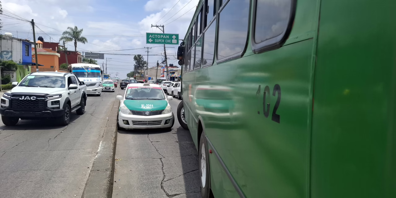 Caos vial en Chedraui Caram: taxista invade sentido contrario para evadir choque y colapsa el tráfico