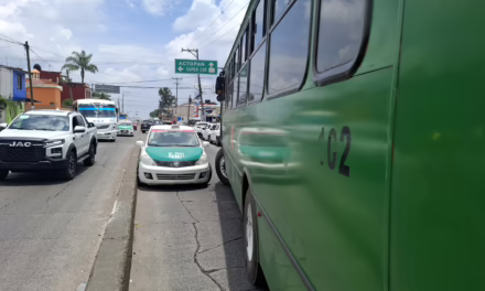 Caos vial en Chedraui Caram: taxista invade sentido contrario para evadir choque y colapsa el tráfico