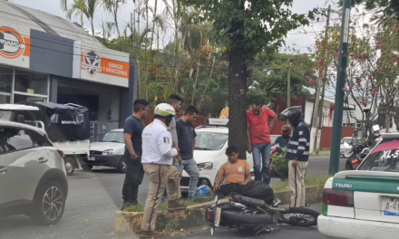 Accidente de tránsito en la avenida Adolfo Ruiz Cortines, a la altura de la agencia Dinamo