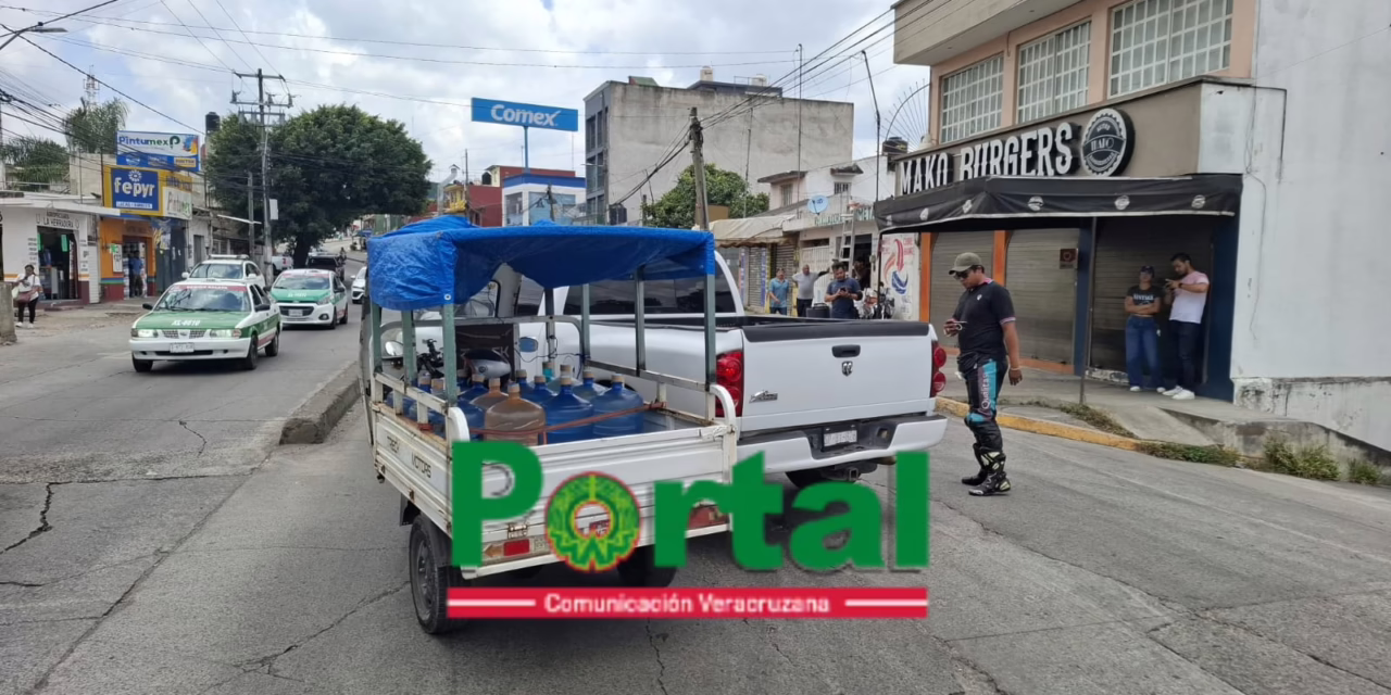 Choque entre camioneta y motocarro genera caos vial en la avenida Chedraui Caram