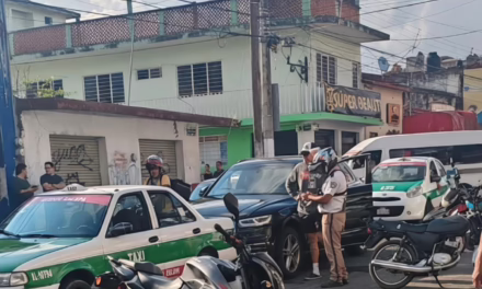 Percance vial en la calle Clavijero genera tráfico en el centro de Xalapa