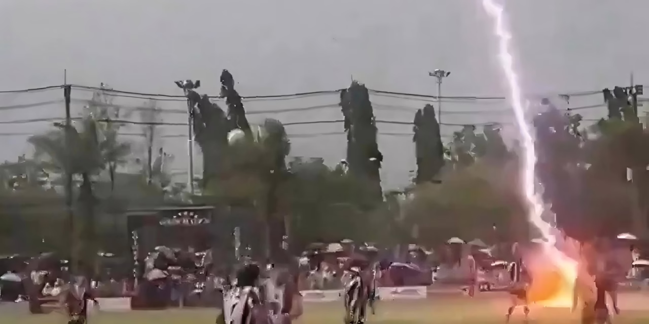 Video:Potente rayo cae sobre un campo de fútbol y acaba con la vida de un jugador